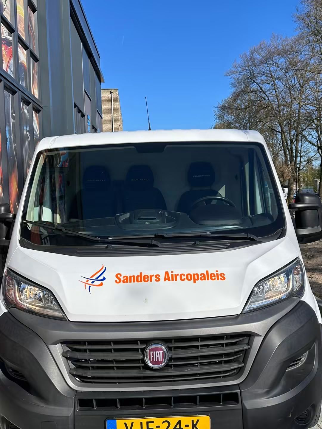 Voertuigbelettering op de bedrijfsbus van Sanders Aircopaleis